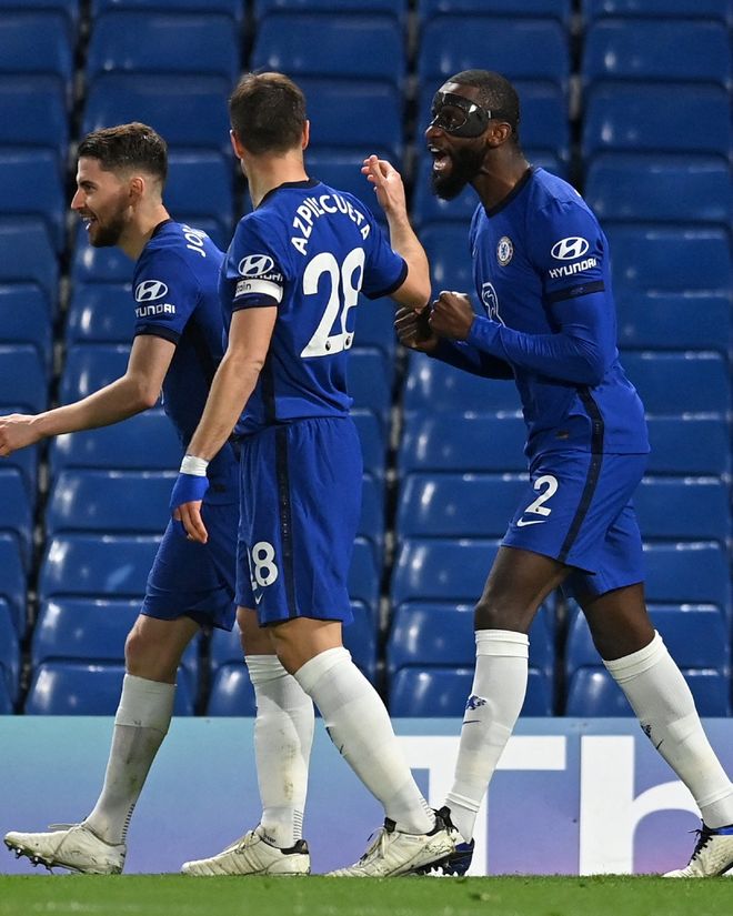 火箭与开拓者交易四名球员及选秀权，换得阿夫迪亚，以解决薪资压力和阵容调整。