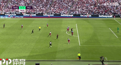 完成英格兰成年代表队首秀，夸安萨获赠纪念帽