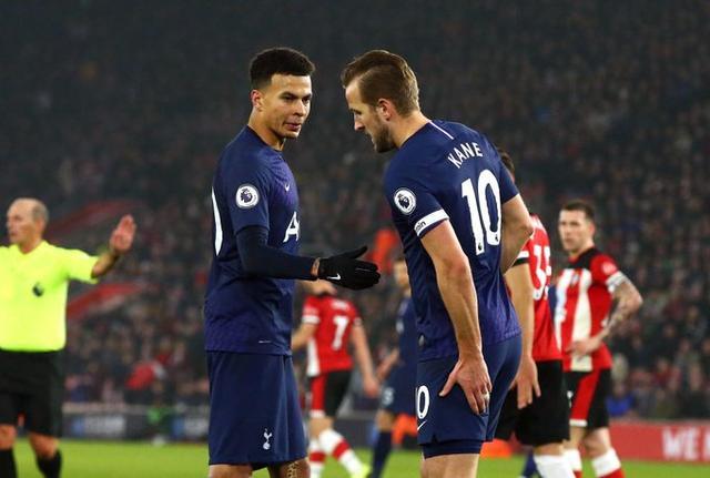 欧冠2-1逆转！巴萨天降神兵：后卫3分钟梅开二度创历史，逼近前八